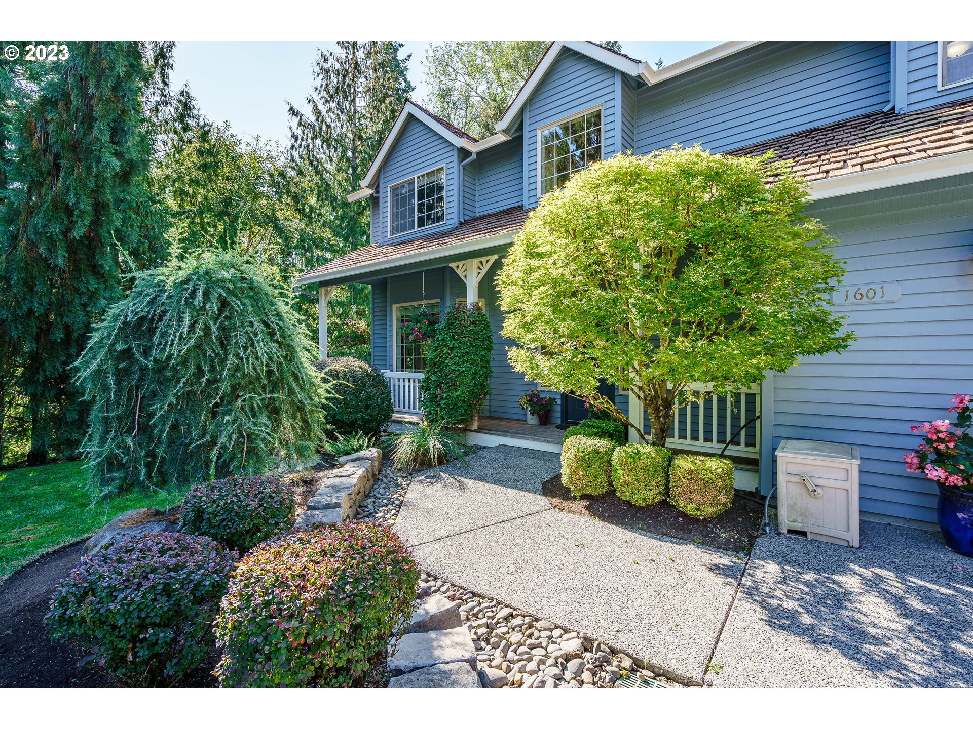 1601 Southeast Elliott Avenue Gresham, OR 97080 - Photo 2 of 48 a backyard of a house with plants and outdoor seating