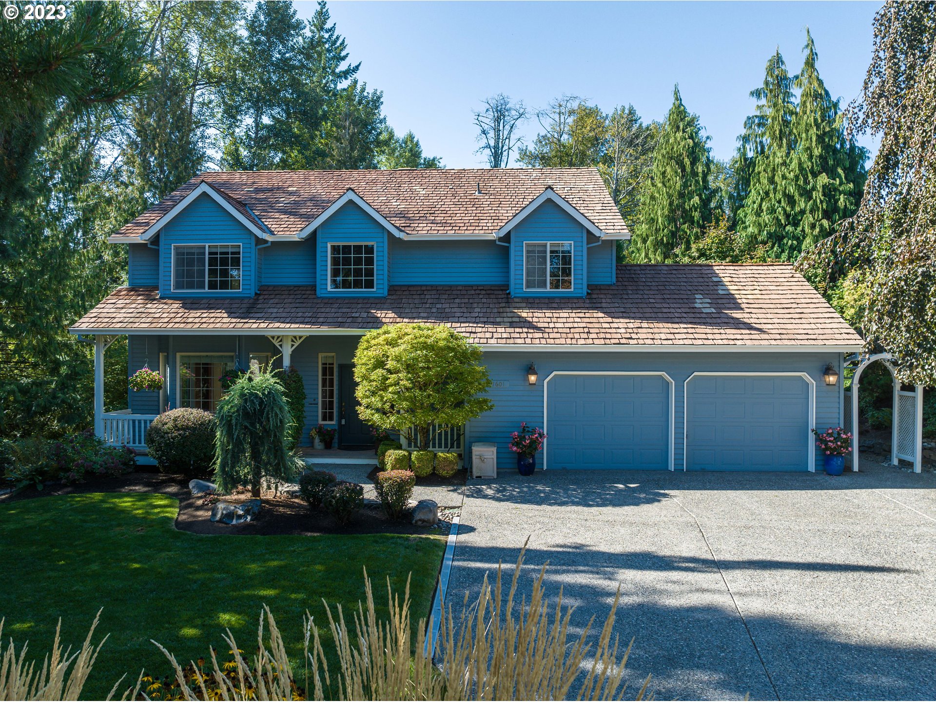 1601 Southeast Elliott Avenue Gresham, OR 97080 - Photo 36 of 48 a view of a house with garden