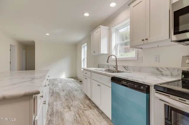 $299,000 | 345 Dean Hollow Road, Nickelsville, VA 24271