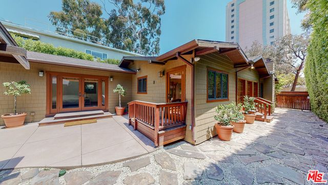 $2,943,125 | 625 California Avenue, Santa Monica, CA 90403
