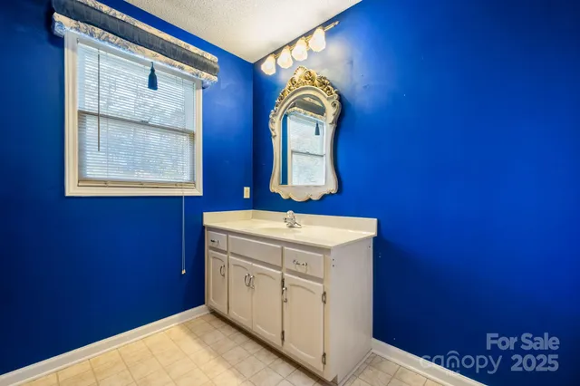 a view of a livingroom with a ceiling fan