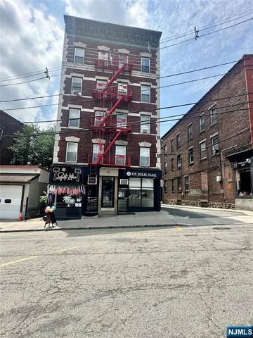 $2,600 | 10 Hilliard Avenue, Unit 4, Edgewater, NJ 07020