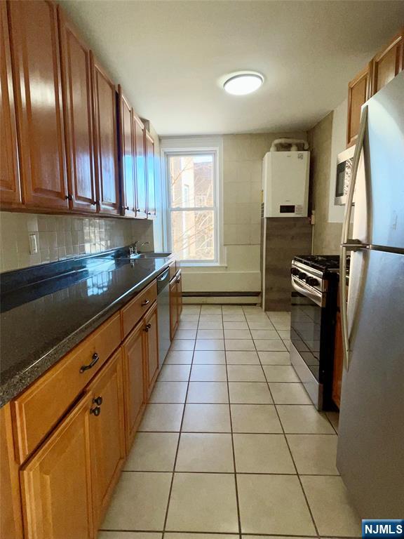 10 Hilliard Avenue, Unit 4 Edgewater, NJ 07020 - Photo 2 of 13