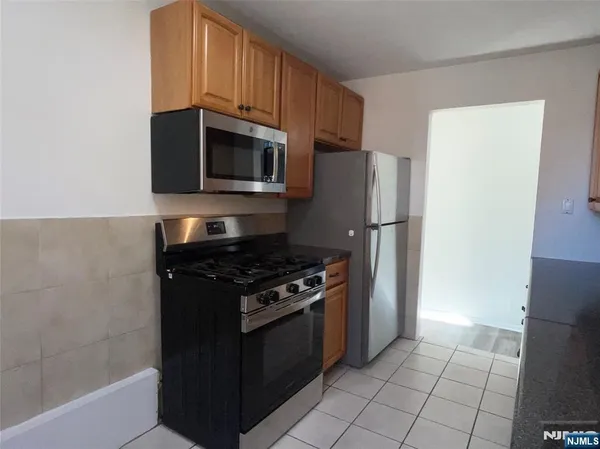 $2,550 | 10 Hilliard Avenue, Unit 4, Edgewater, NJ 07020