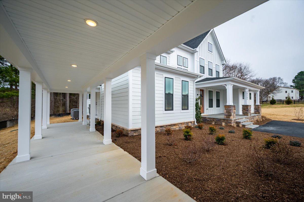 39762 Rivers Edge Lane Lovettsville, VA 20180 - Photo 104 of 118 Breezeway entrance to the side entry Mud Room.