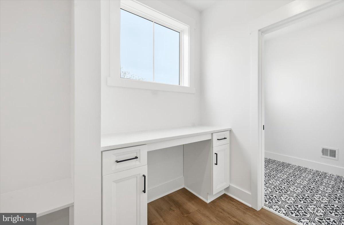39762 Rivers Edge Lane Lovettsville, VA 20180 - Photo 50 of 118 Drop zone desk and Laundry Room.