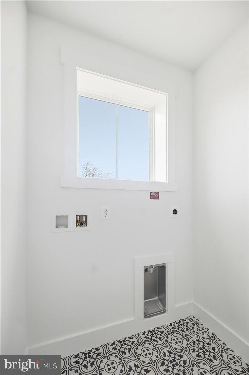 39762 Rivers Edge Lane Lovettsville, VA 20180 - Photo 52 of 118 Laundry Room with plenty of space.