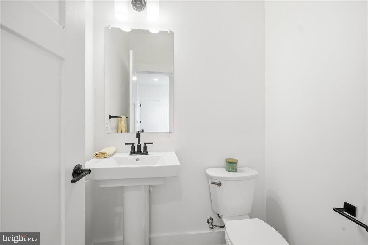 39762 Rivers Edge Lane Lovettsville, VA 20180 - Photo 54 of 118 Main level half bath in the Mud Room.