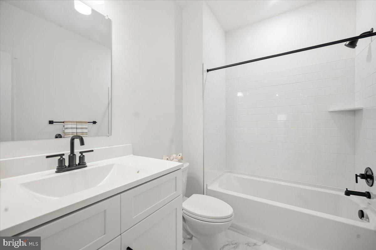 39762 Rivers Edge Lane Lovettsville, VA 20180 - Photo 80 of 118 Main hall upper level bathroom.
