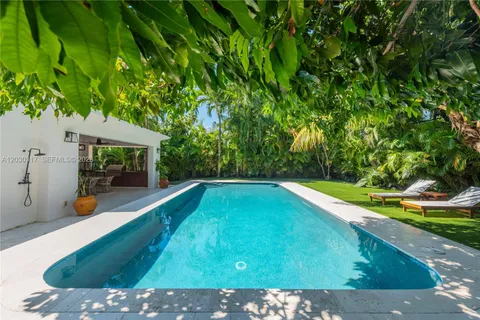 $4,695,000 | 5236 Pine Tree Drive, Miami Beach, FL 33140