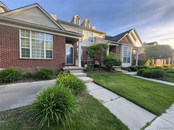 $2,200 | 27102 Chantel Drive, Walled Lake, MI 48390