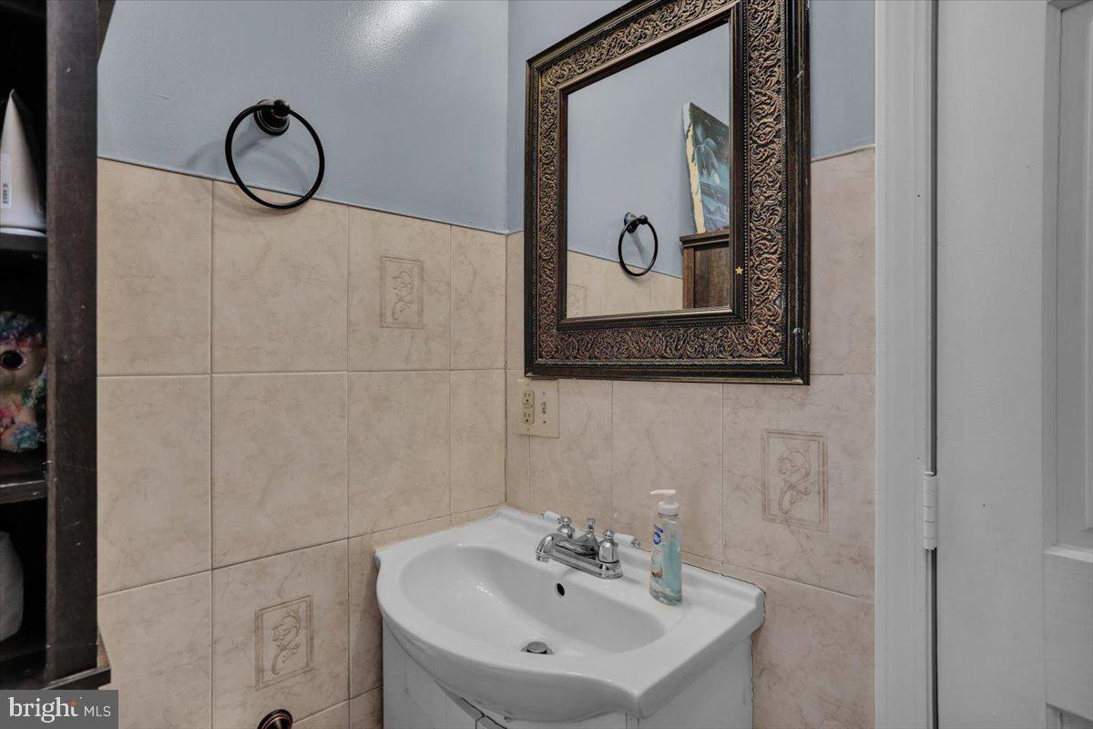 526 Windsor Street Reading, PA 19601 - Photo 21 of 33