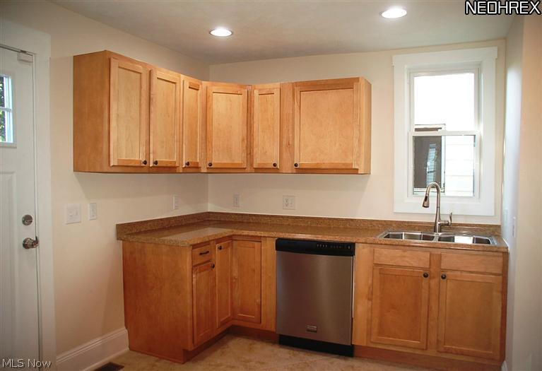 3307 Altoona Road, Unit 1 Cleveland, OH 44109 - Photo 4 of 7 Ceramic floors in kitchen with stainless steel appliances.