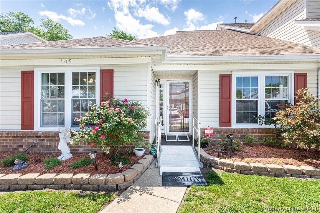 109 Rustling Oak Ridge Yorktown, VA 23692 - Photo 6 of 32 Gallery Image 6