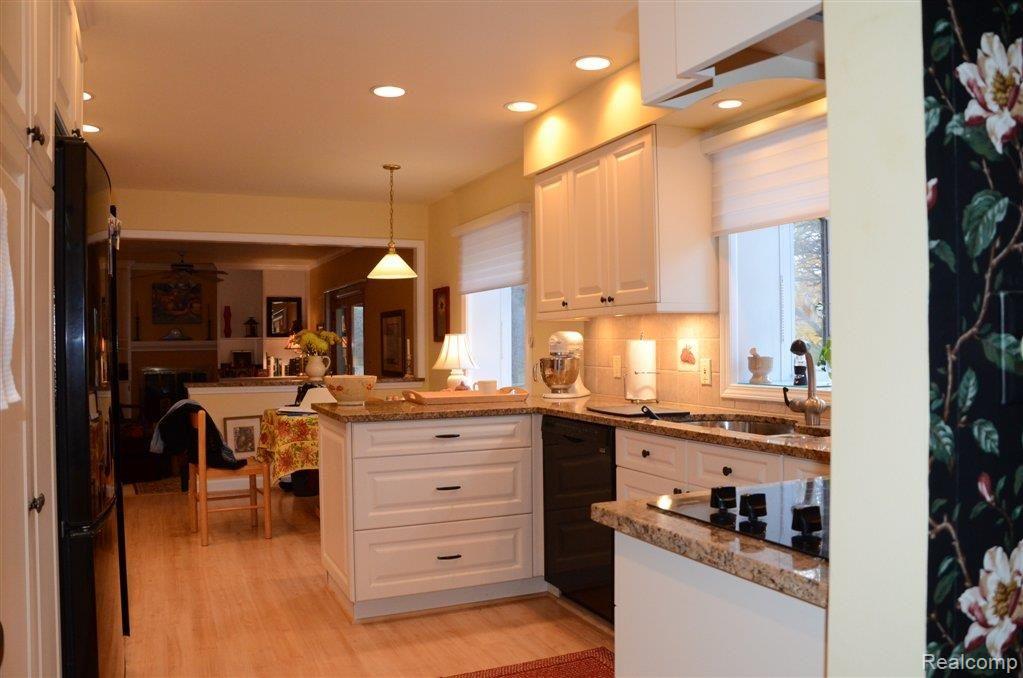 5888 Shaun Road West Bloomfield, MI 48322 - Photo 14 of 32 Beautiful Kitchen/Garden Windows