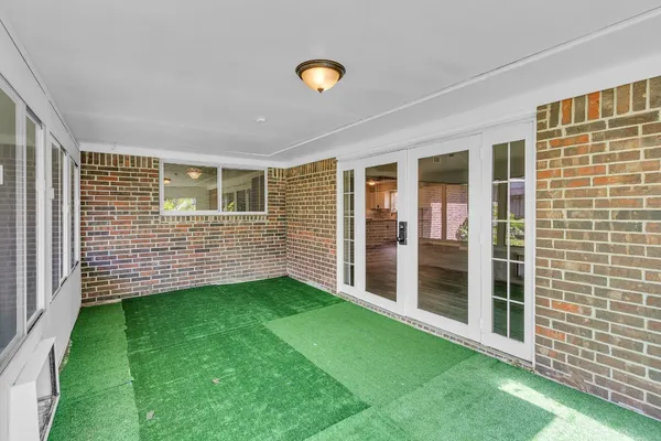 a view of an house with backyard and a garden