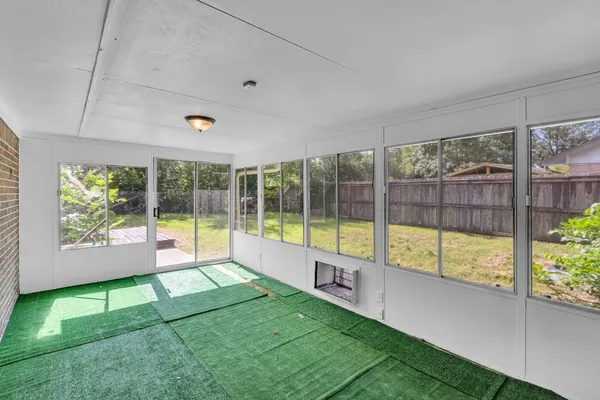 a view of a backyard