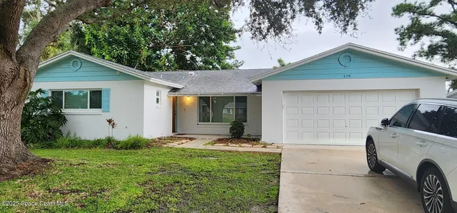 a view of a house with backyard