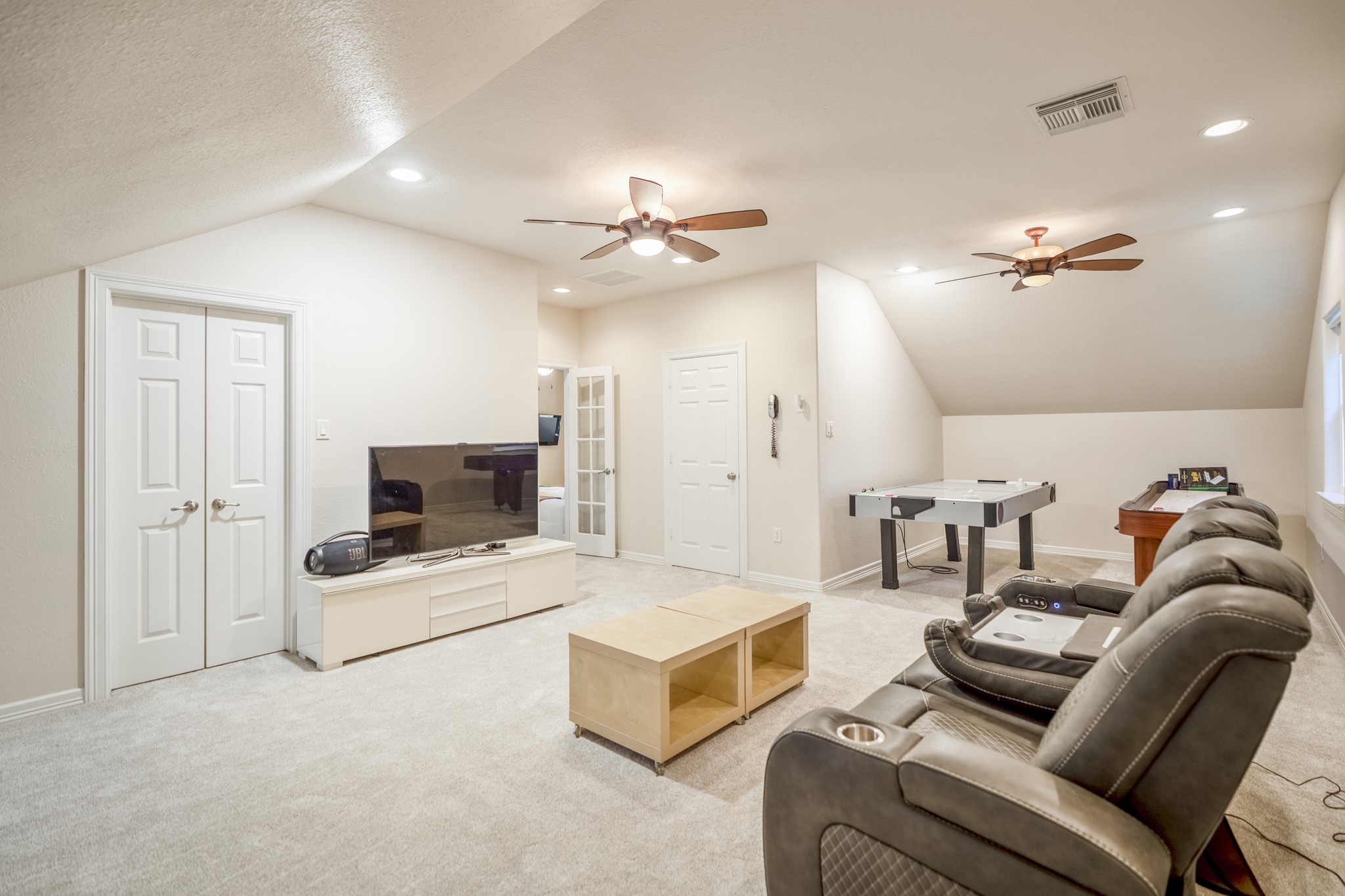 67 North Pentenwell Circle Spring, TX 77382 - Photo 25 of 50 a living room with furniture and a ceiling fan