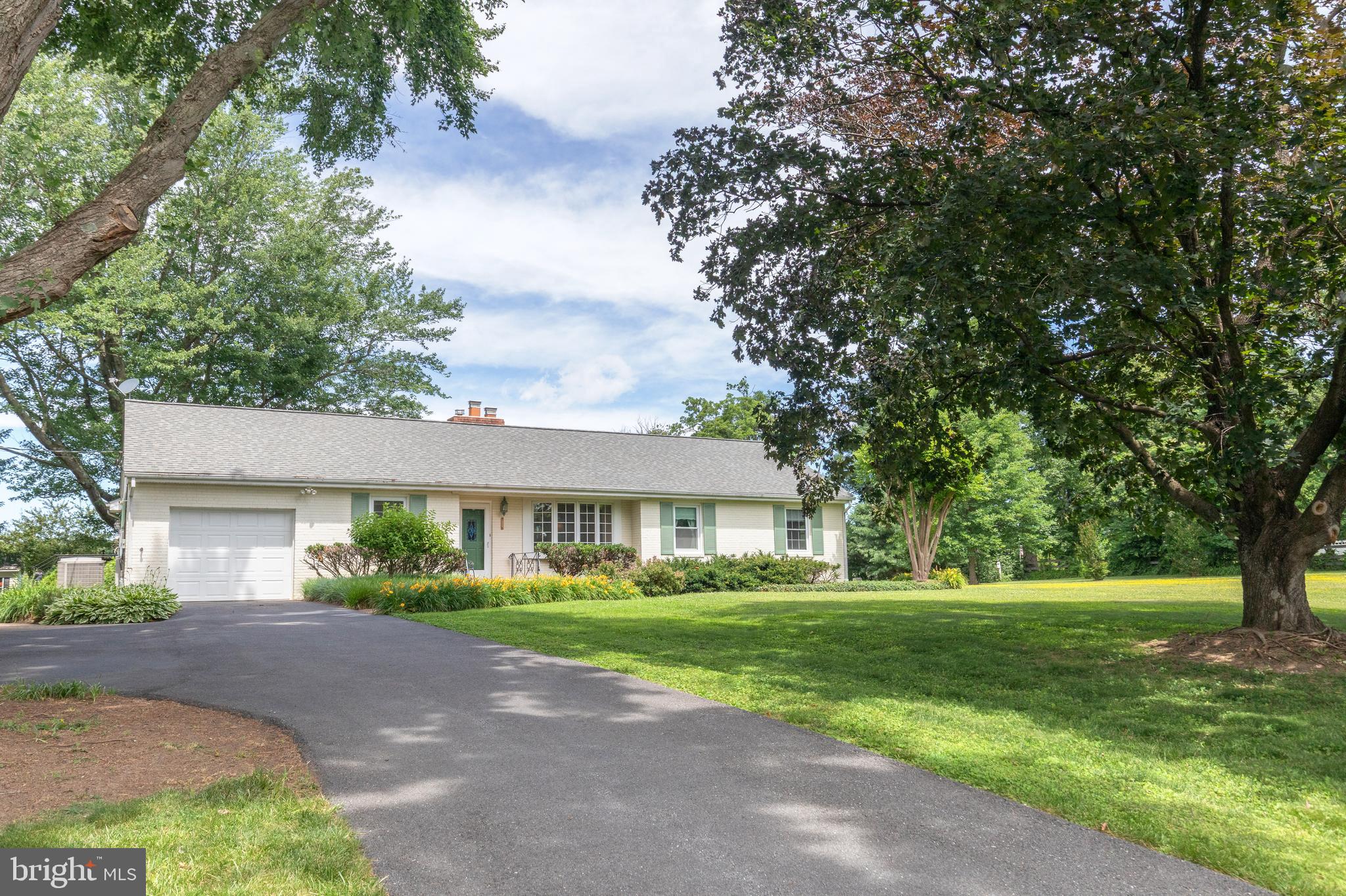 22520 Peach Tree Road Boyds, MD 20841 - Photo 4 of 50 Driveway with room for plenty of vehicles