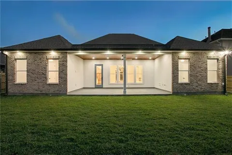 $560,000 | 1105 Lake Frances Drive, Gretna, LA 70056