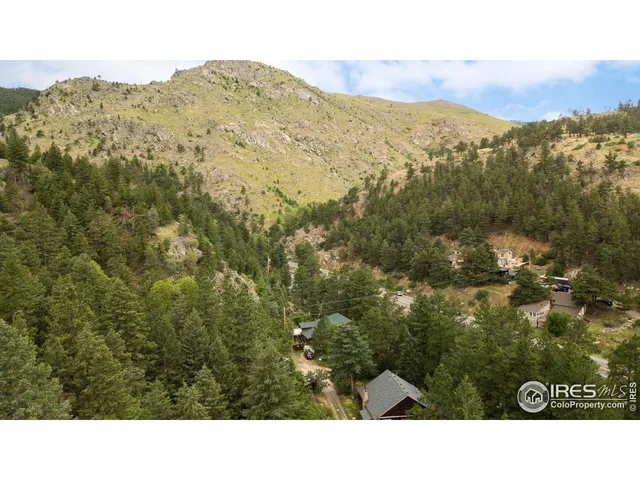 a view of a large yard with lots of green space
