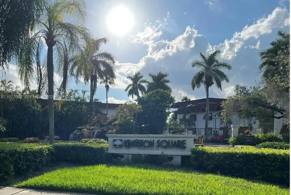 a view of a yard in front of the house