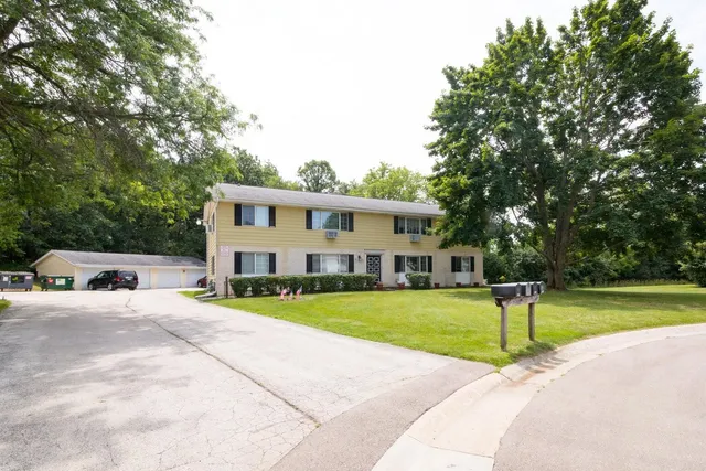 $1,400 | 723 Princeton Court, Hartland, WI 53029