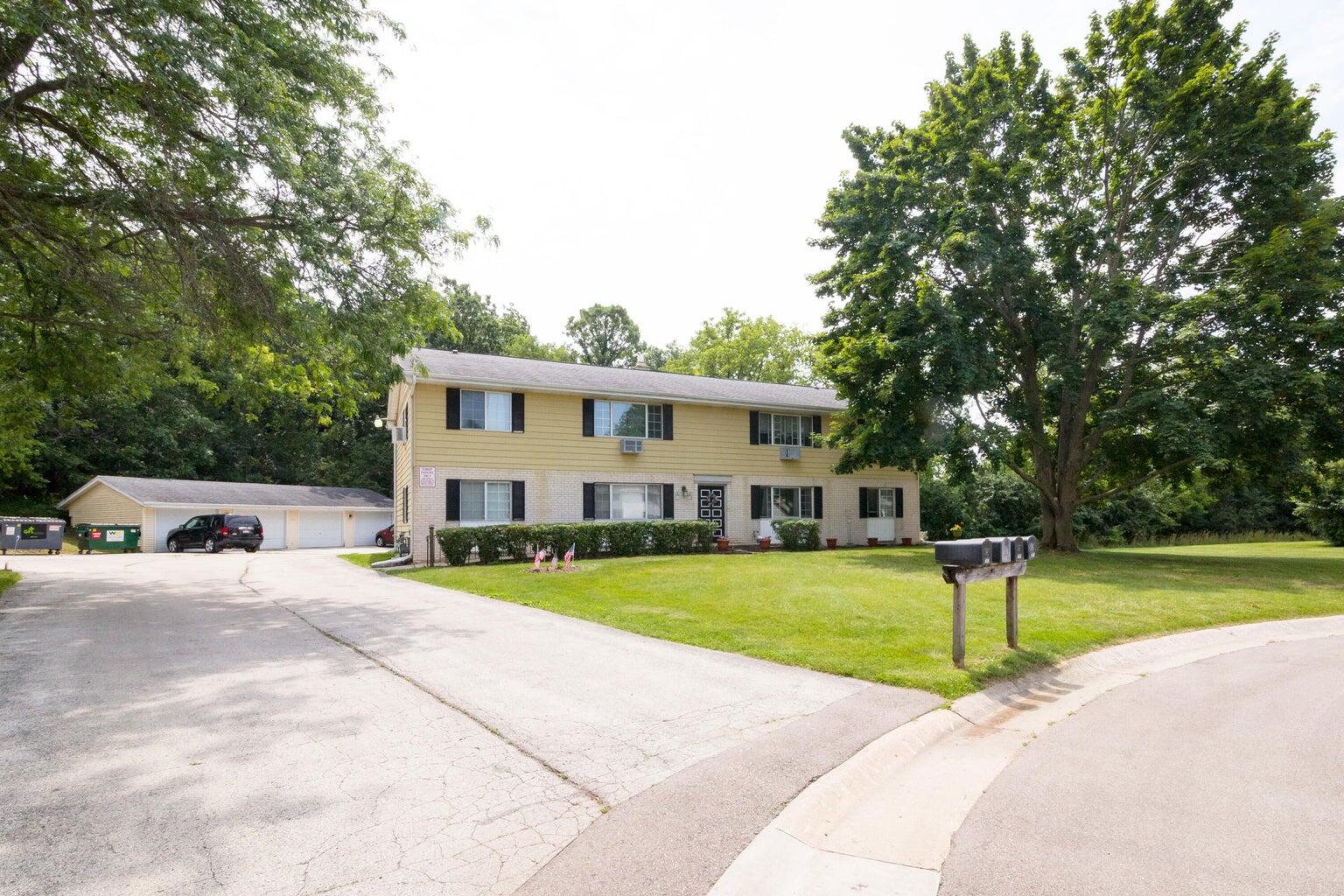 723 Princeton Court Hartland, WI 53029 - Photo 2 of 32 Detached garage