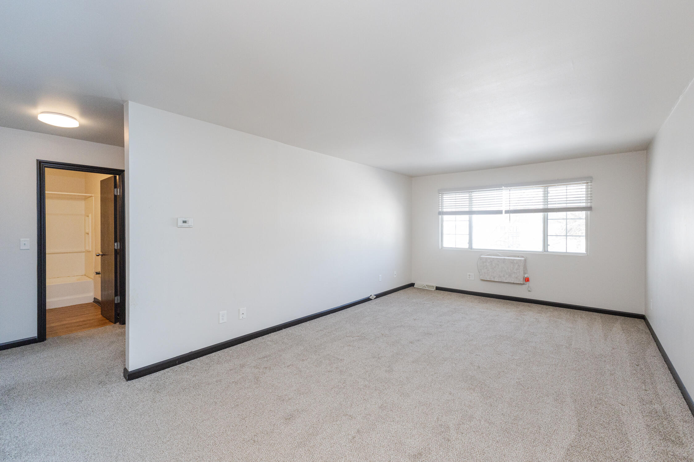 723 Princeton Court Hartland, WI 53029 - Photo 5 of 32 Living Room