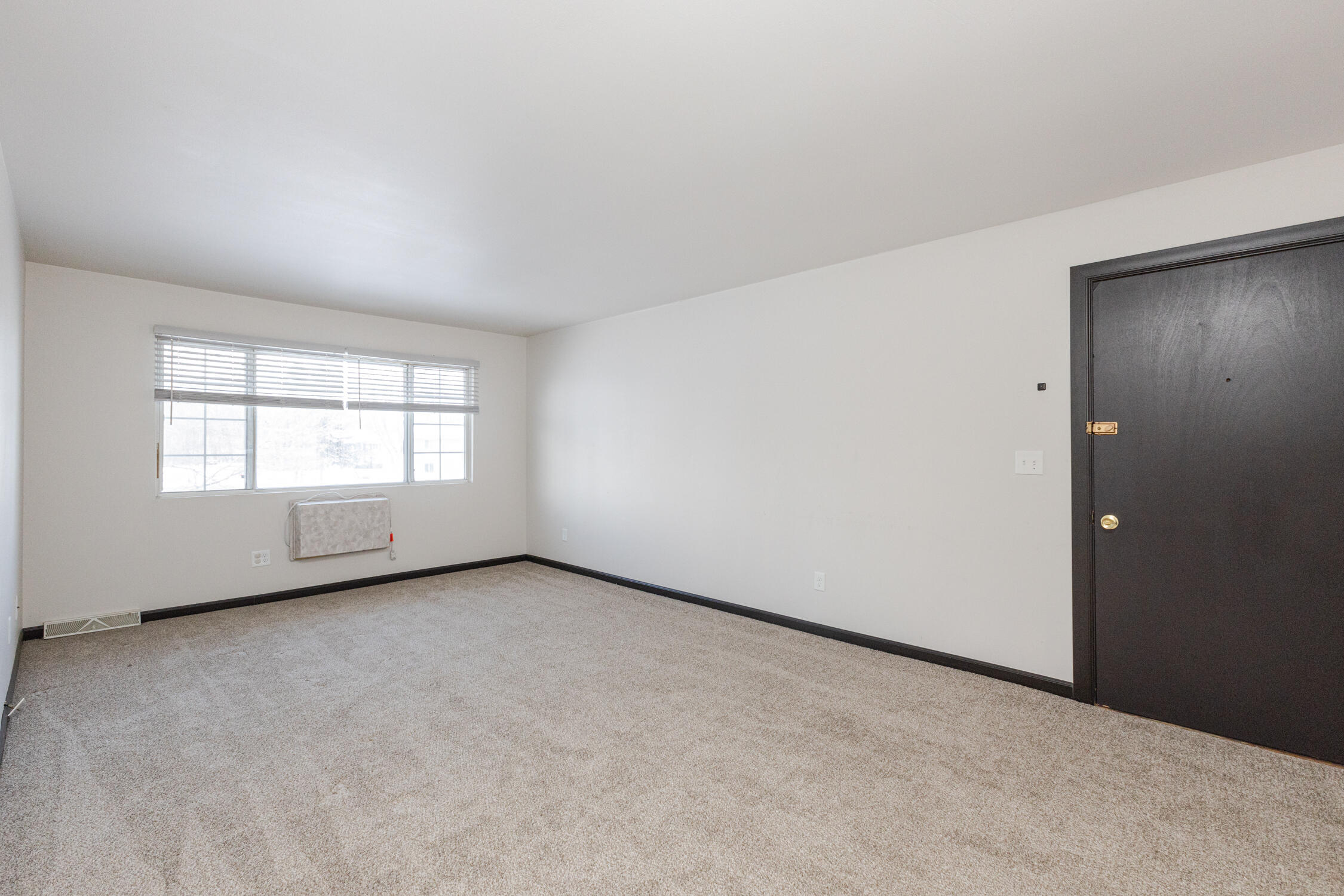 723 Princeton Court Hartland, WI 53029 - Photo 8 of 32 Living Room