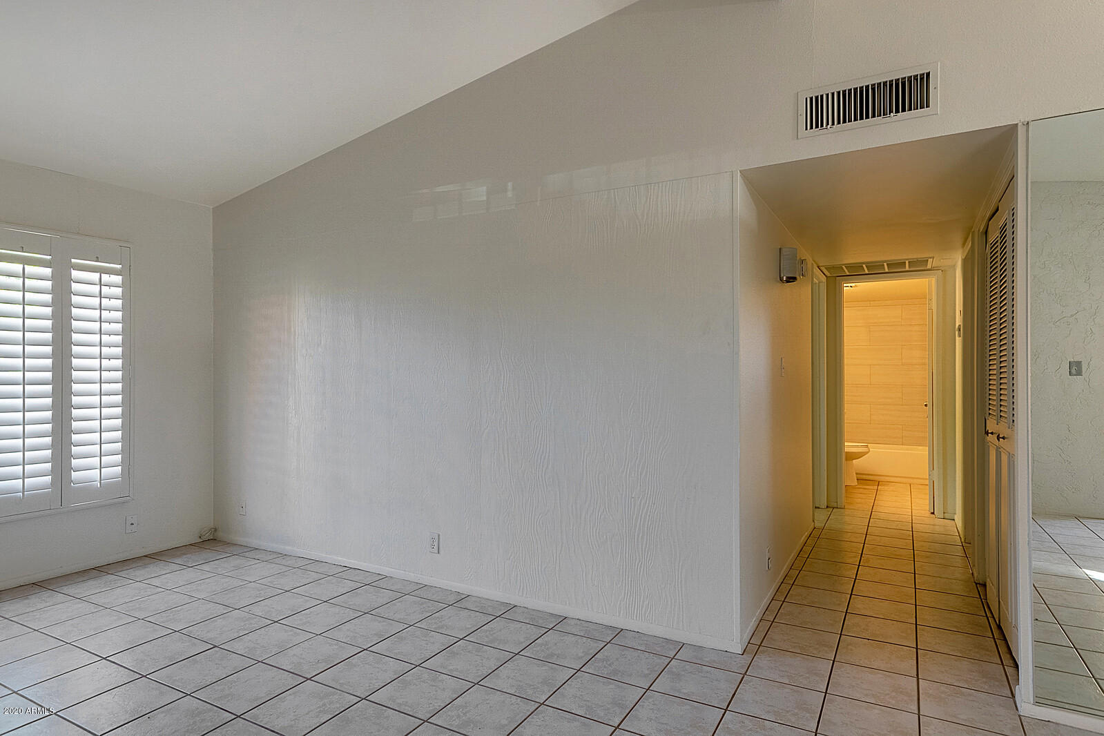 1320 East Bethany Home Road, Unit 35 Phoenix, AZ 85014 - Photo 7 of 33 Living Room