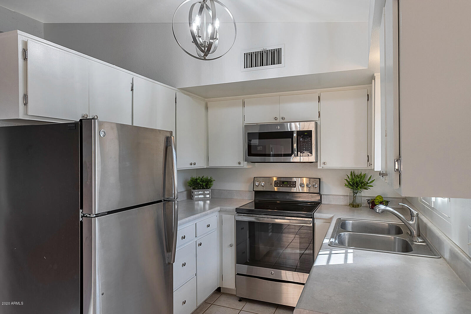 1320 East Bethany Home Road, Unit 35 Phoenix, AZ 85014 - Photo 8 of 33 Kitchen