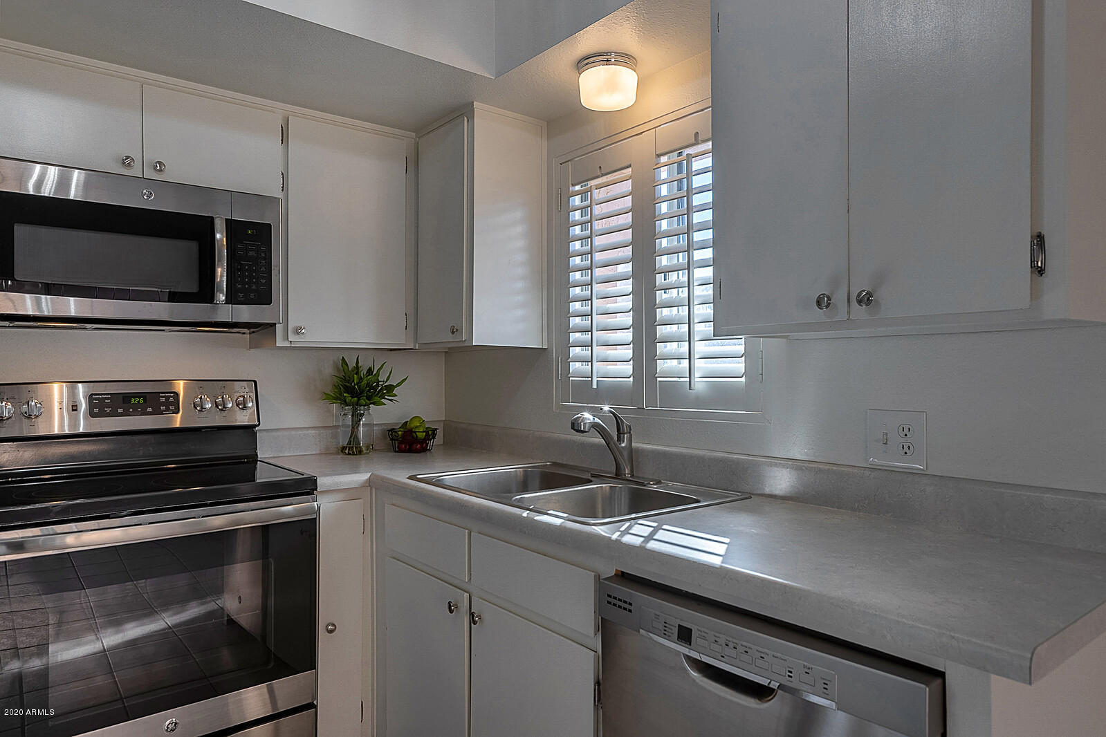 1320 East Bethany Home Road, Unit 35 Phoenix, AZ 85014 - Photo 9 of 33 Kitchen (2)