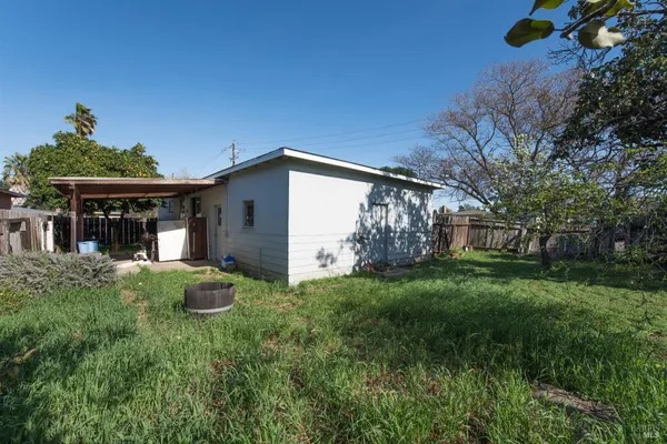 a view of a house with backyard and garden