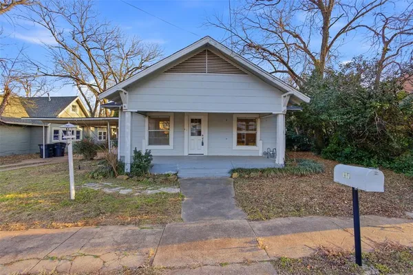 $1,750 | 405 College Street, Cleburne, TX 76033