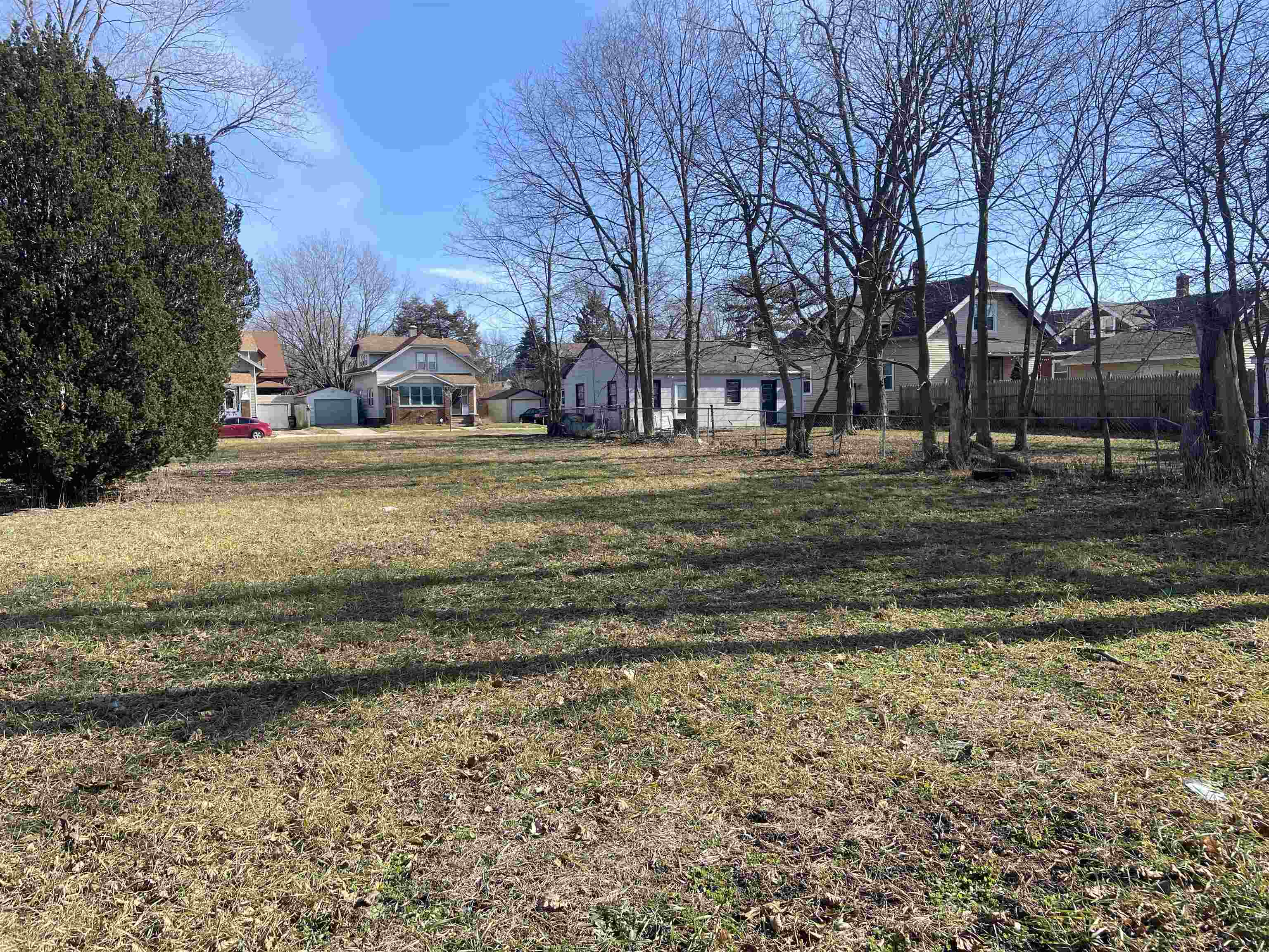 a view of a yard with a house