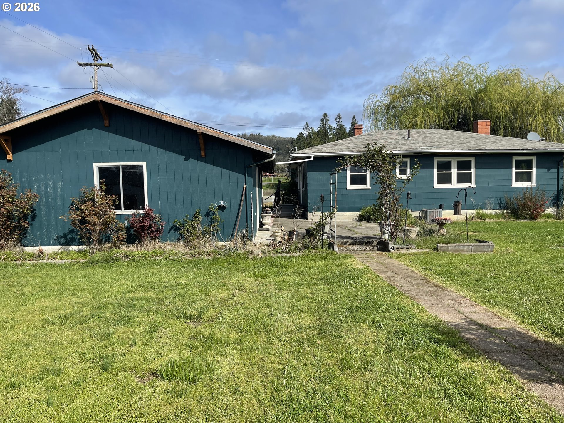 6404 Lookingglass Road Roseburg, OR 97471 - Photo 41 of 48 a backyard of a house with table and chairs