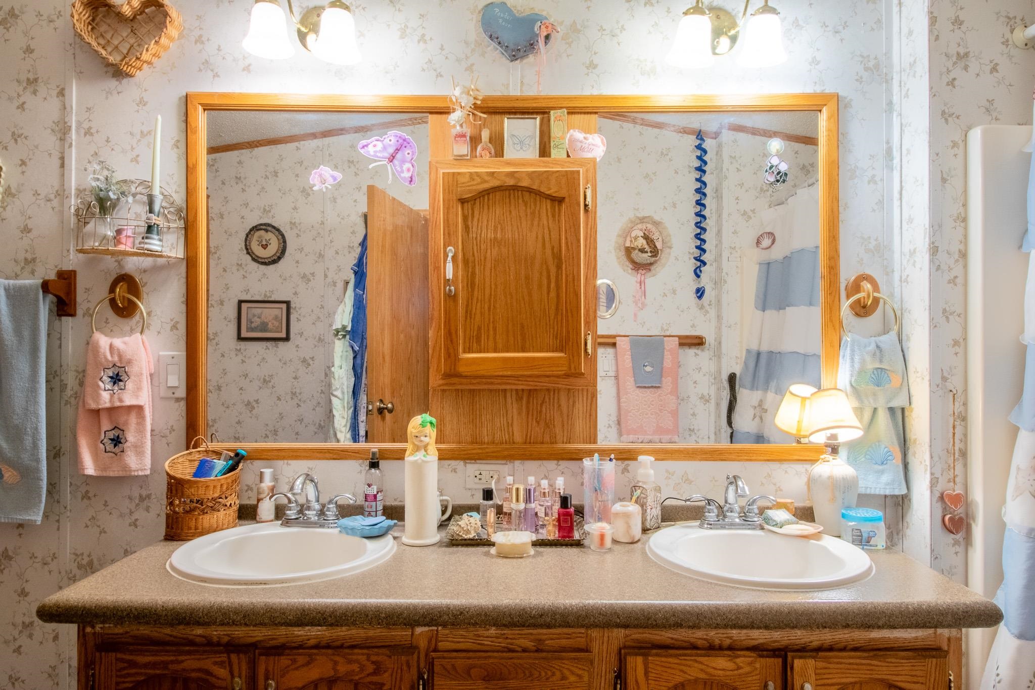 435 32 Road, Unit 437 Clifton, CO 81520 - Photo 19 of 29 a bathroom with a sink and a mirror