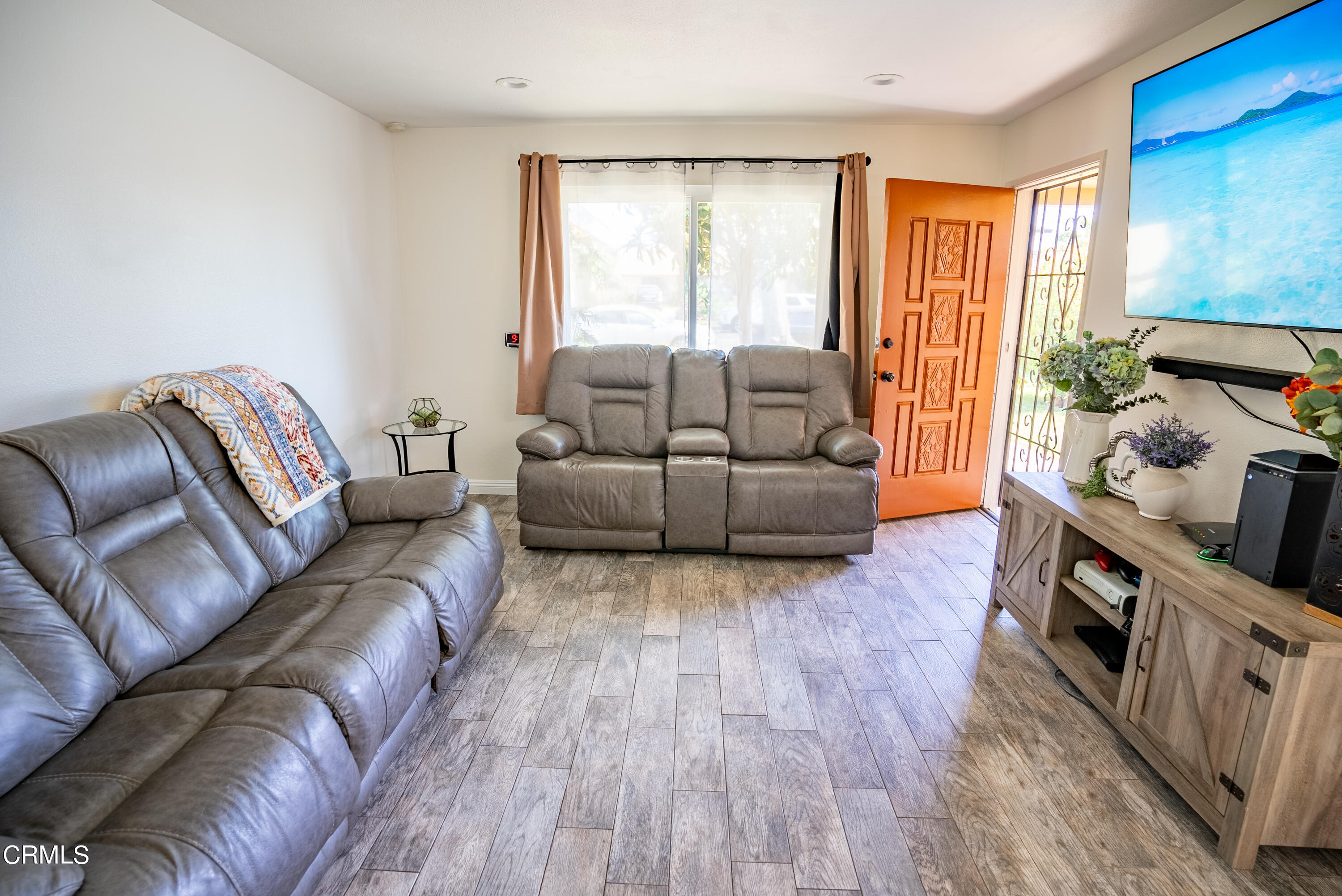910 Azalea Street Oxnard, CA 93036 - Photo 3 of 28 DSC06606-HDR