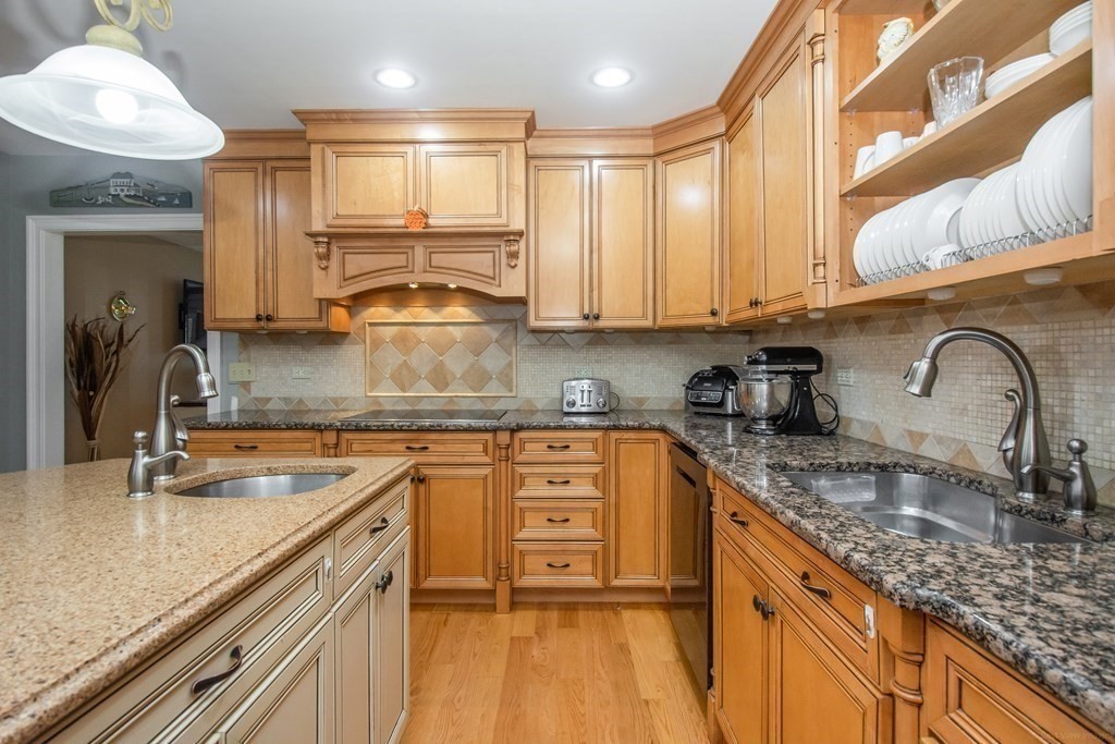52 Hickory Road Norwood, MA 02062 - Photo 8 of 39 Gallery Image 8