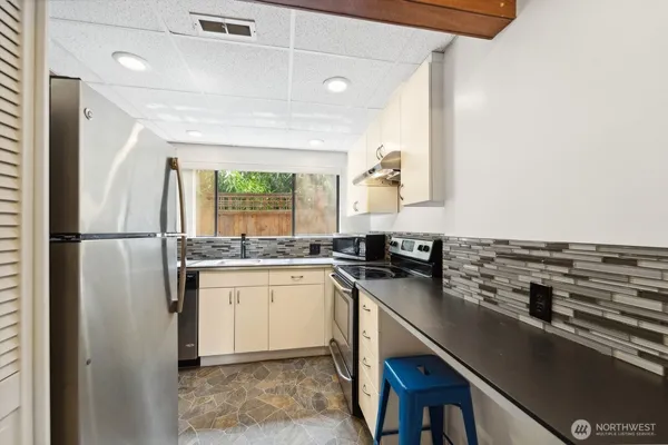 $1,600 | 9533 Lake Shore Boulevard Northeast, Unit A, Seattle, WA 98115