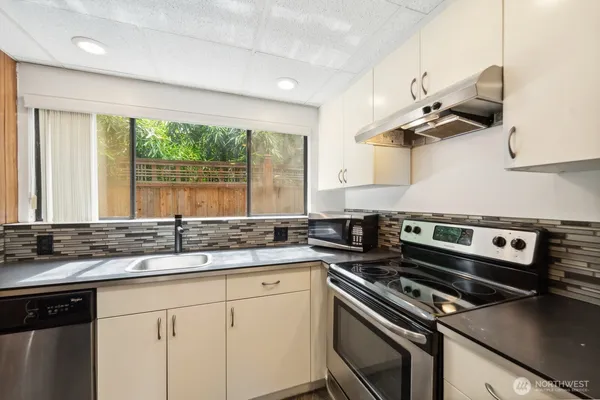 $1,600 | 9533 Lake Shore Boulevard Northeast, Unit A, Seattle, WA 98115