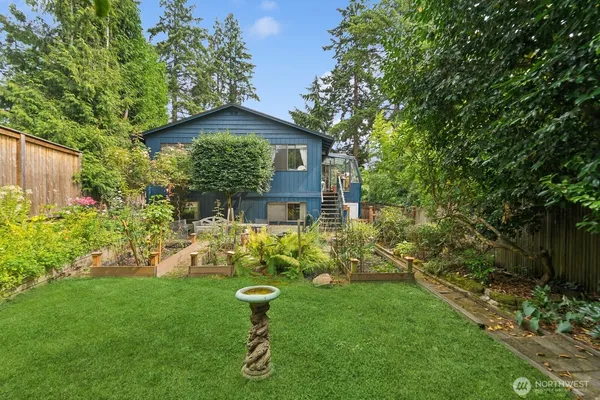 $1,600 | 9533 Lake Shore Boulevard Northeast, Unit A, Seattle, WA 98115