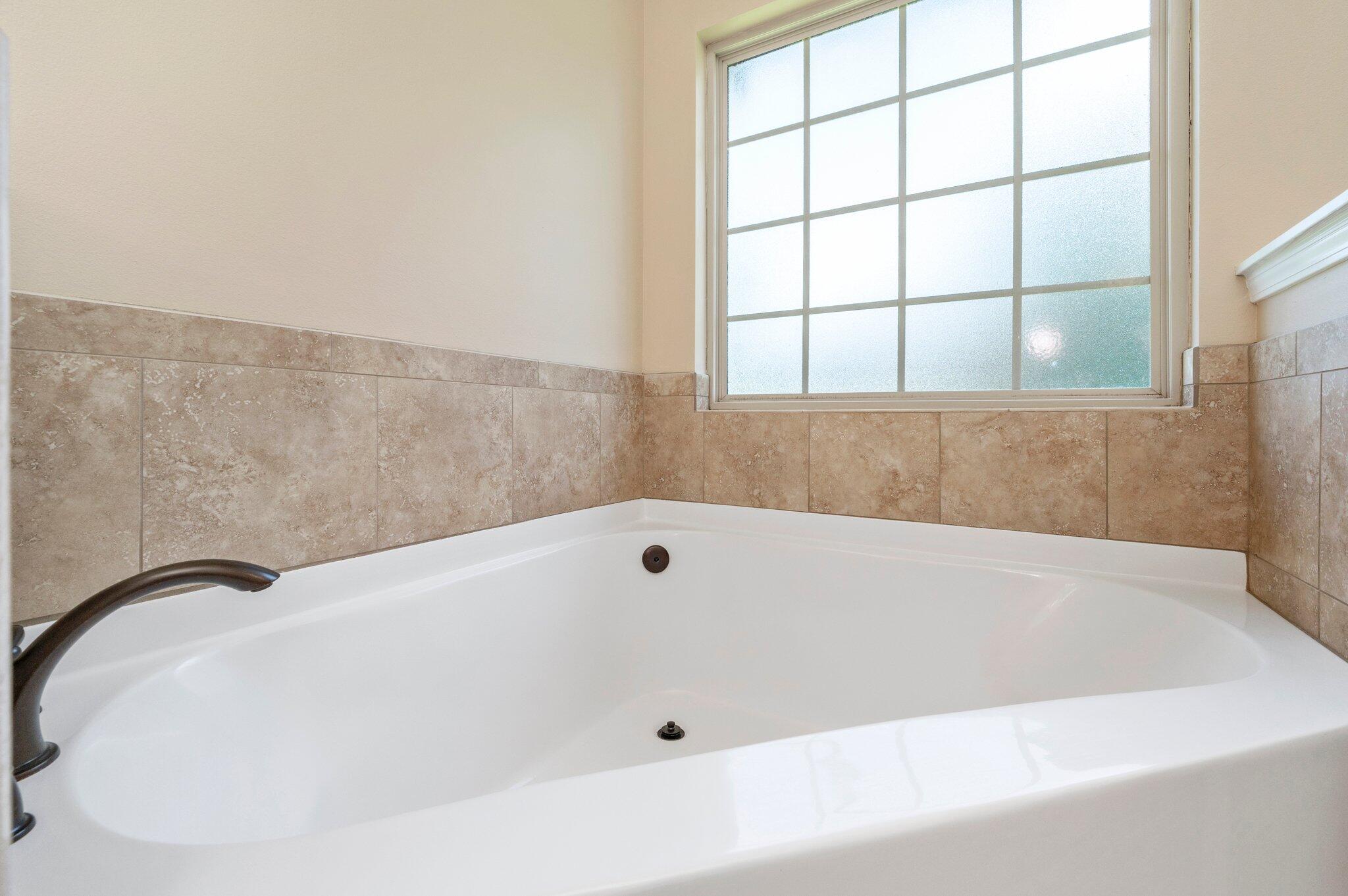 4615 Chanan Drive Crestview, FL 32539 - Photo 31 of 47 a bathroom with a bathtub