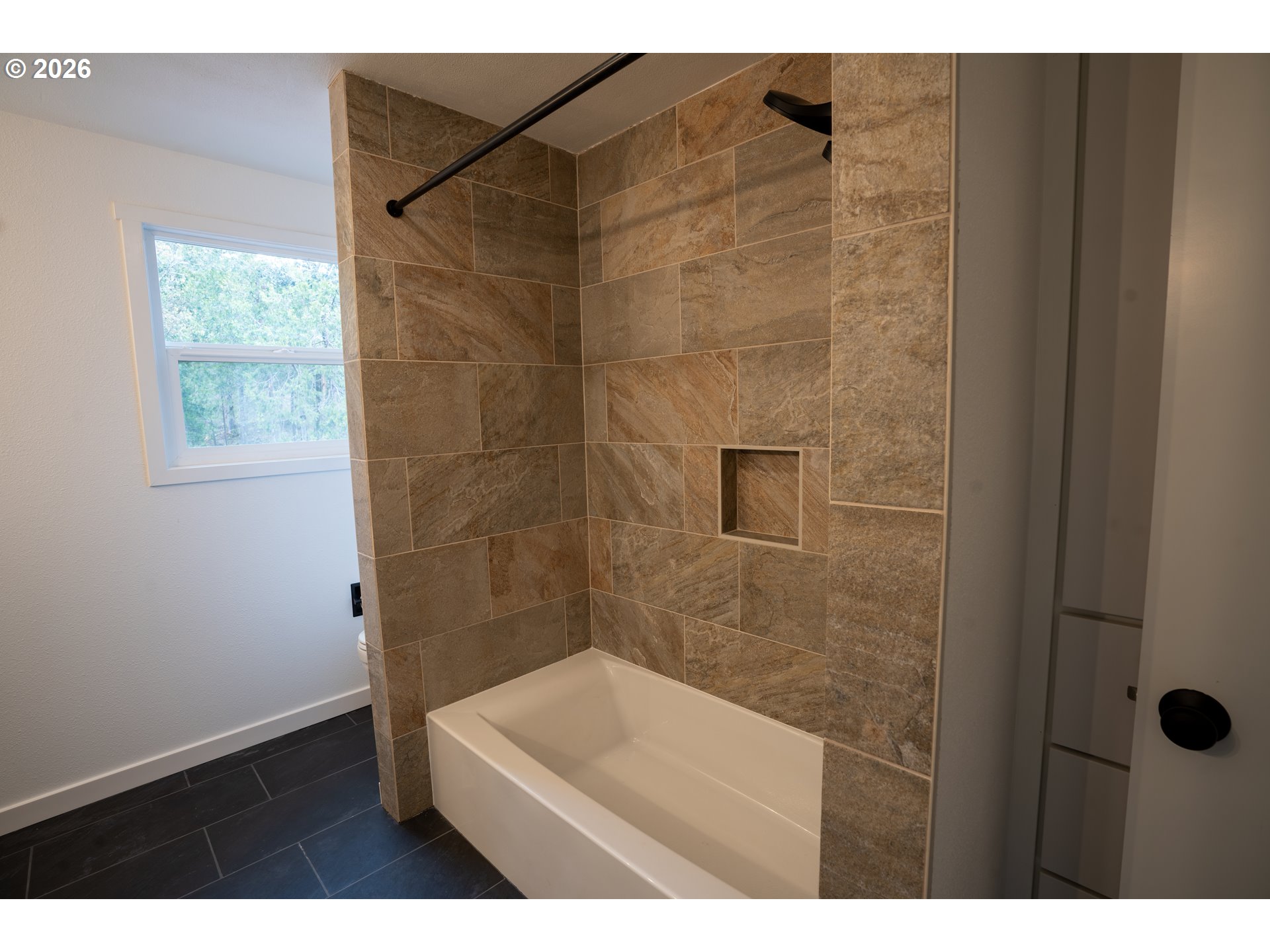 37075 Camp Creek Road Springfield, OR 97478 - Photo 20 of 48 a bathroom with a shower