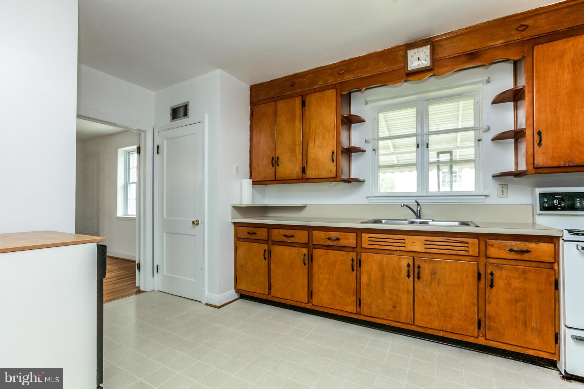 1460 Rolling Rd. Catonsville, MD 21228 - Photo 14 of 30 Kitchen