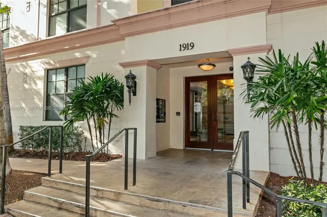 a view of entryway front of house