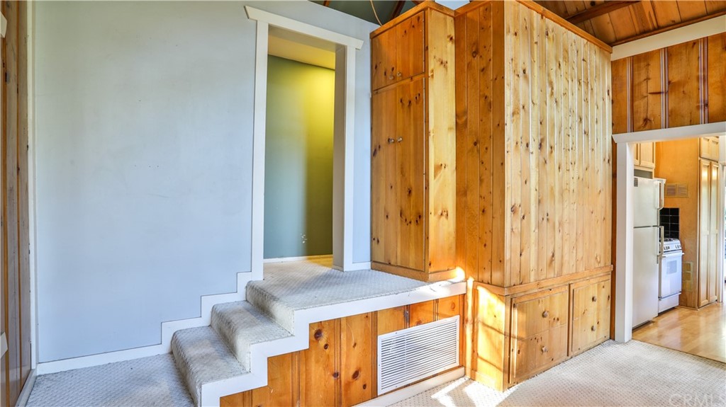 35 Manker Flats Mt Baldy, CA 91759 - Photo 19 of 48 a bedroom with a bed and a dresser