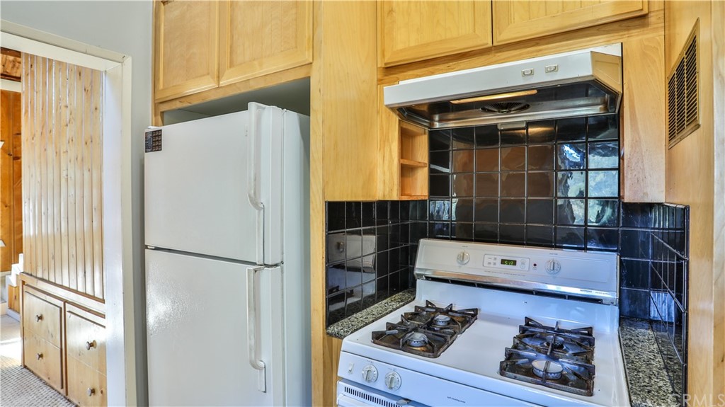 35 Manker Flats Mt Baldy, CA 91759 - Photo 21 of 48 a kitchen with a refrigerator and a stove